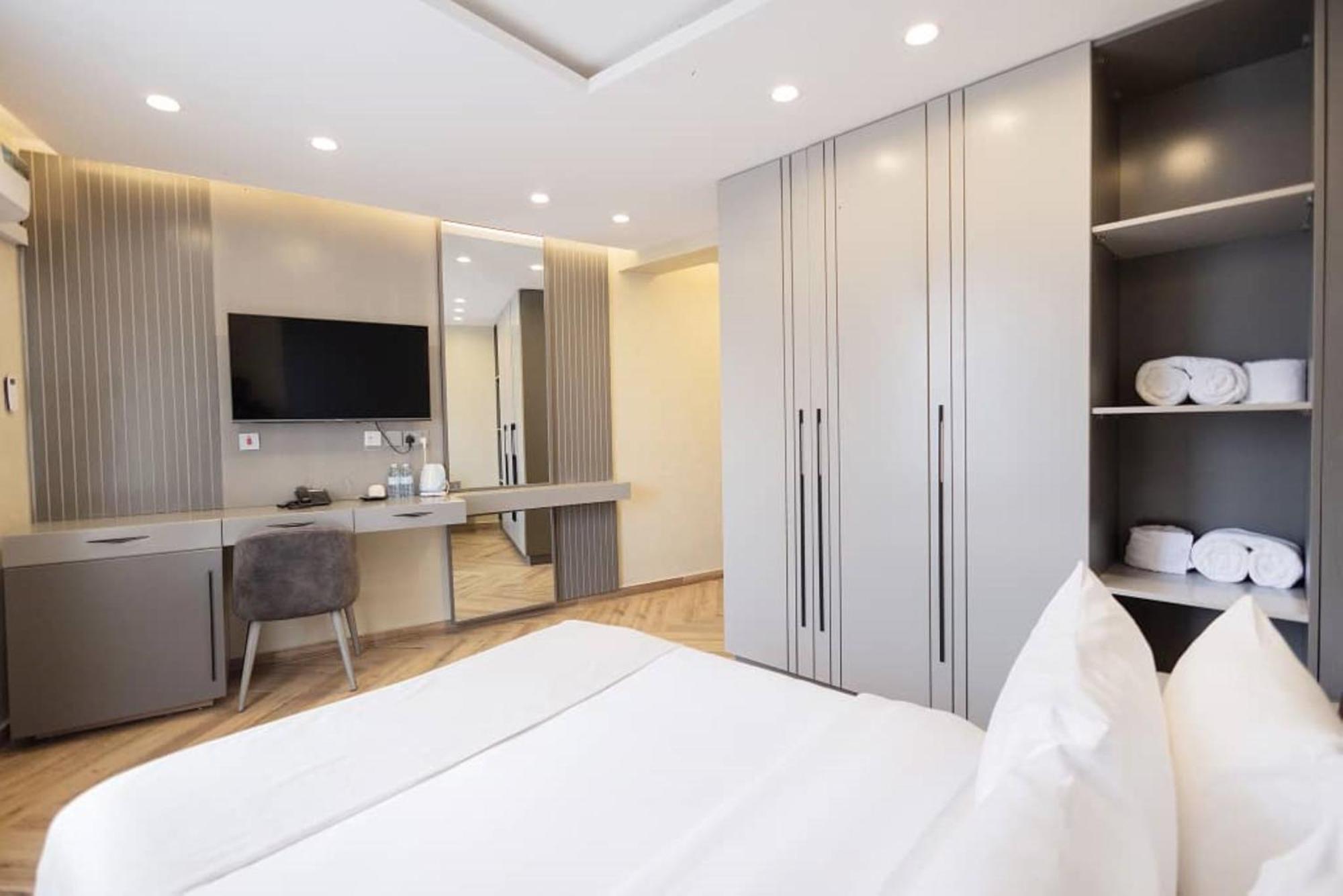 Grik Hotel - Ентеббе Екстер'єр фото