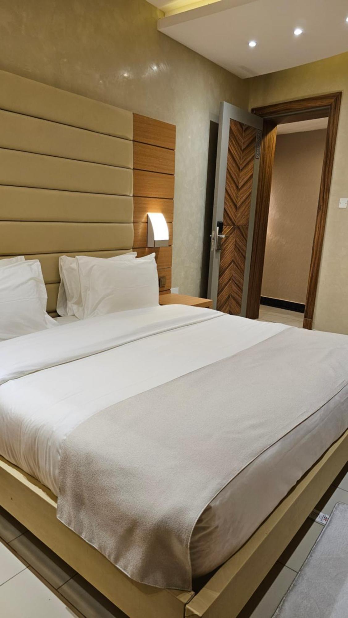 Grik Hotel - Ентеббе Екстер'єр фото